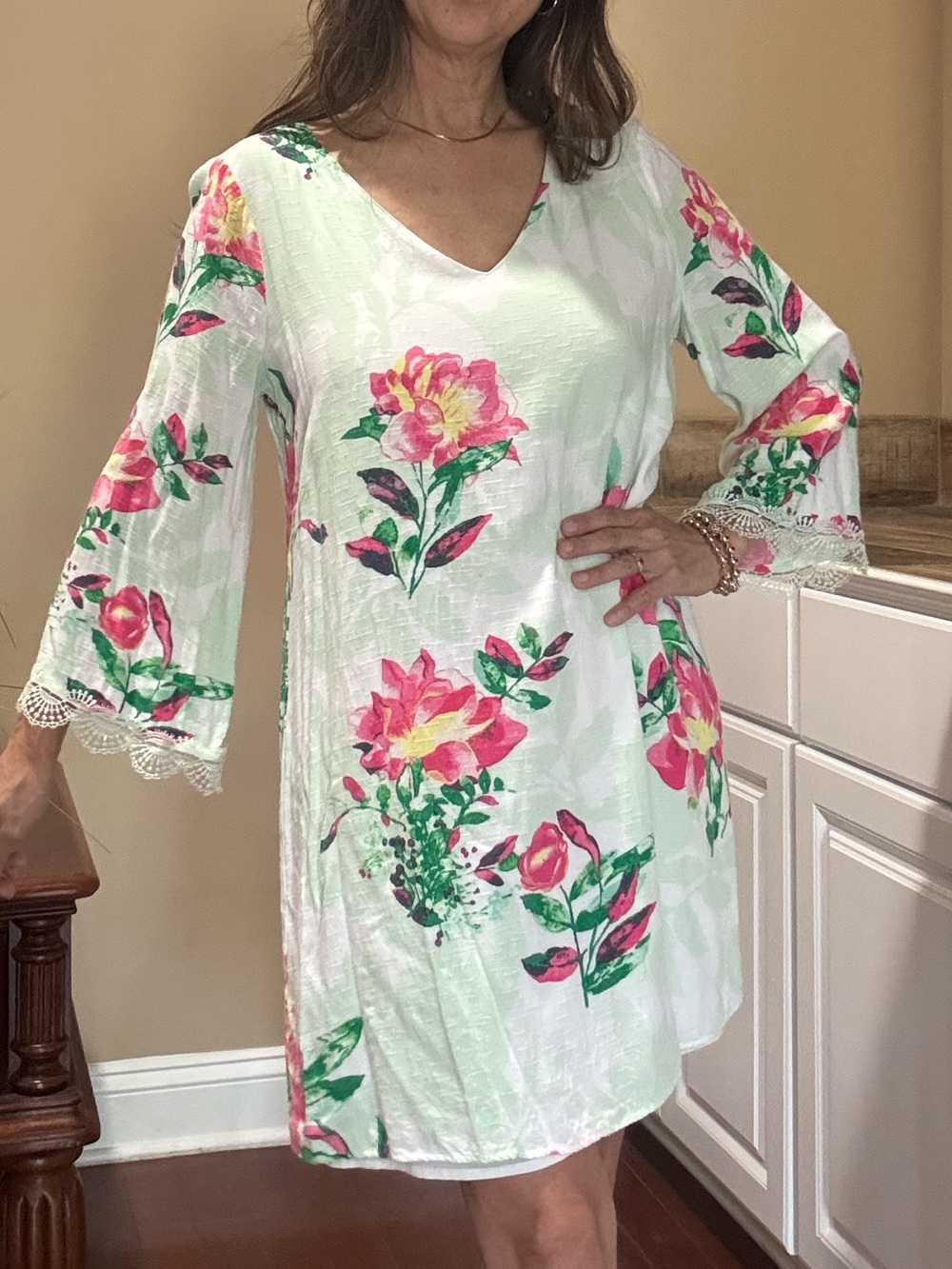 Skies are Blue Women's White Floral V-Neck Tunic - Pink & Green size M